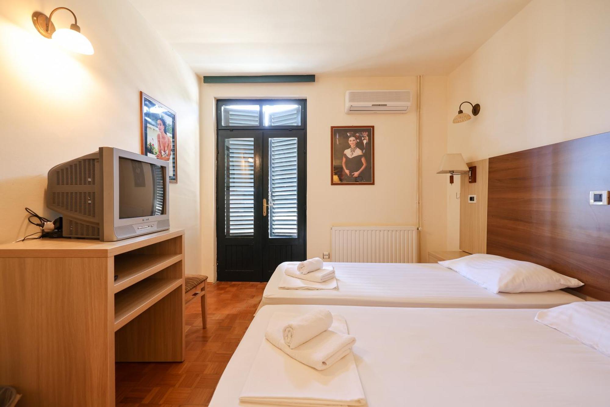 Tribunia Beach Hotel Tribalj Kültér fotó
